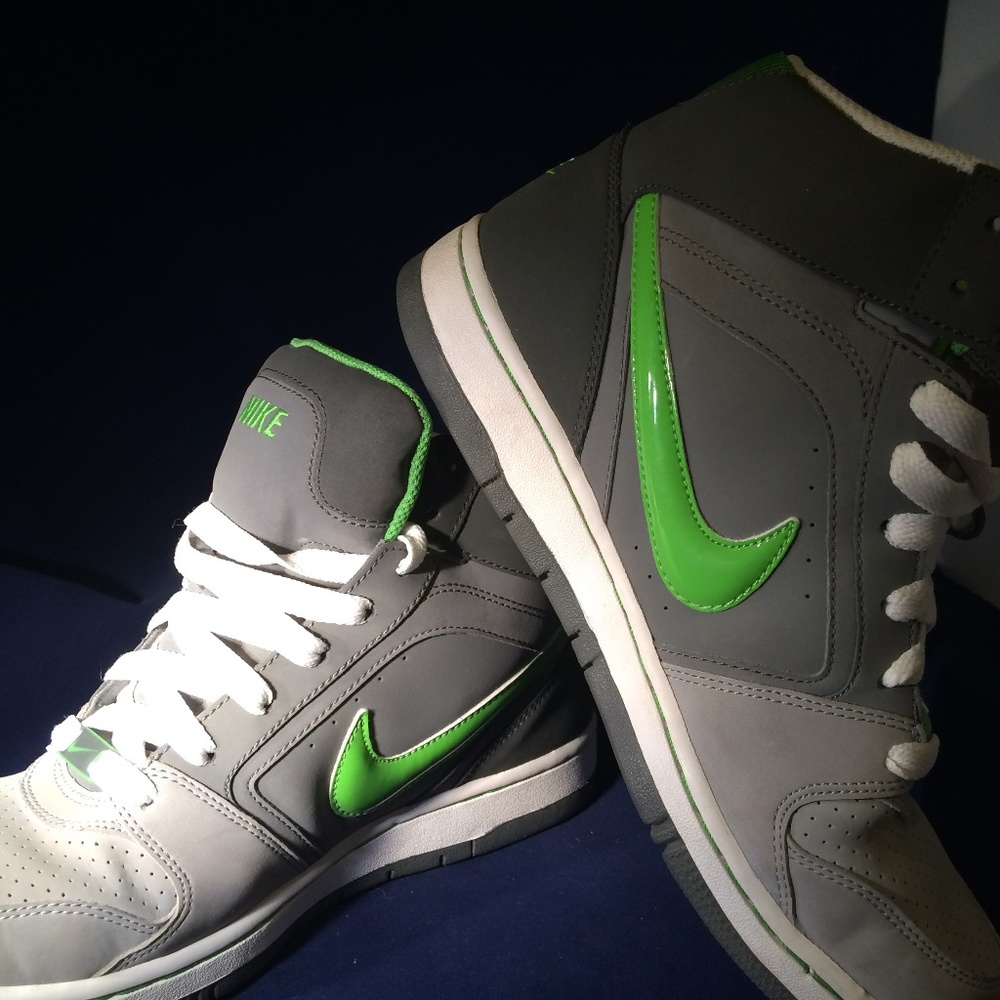 NIKE AIR Prestige II DONATING SATURDAY